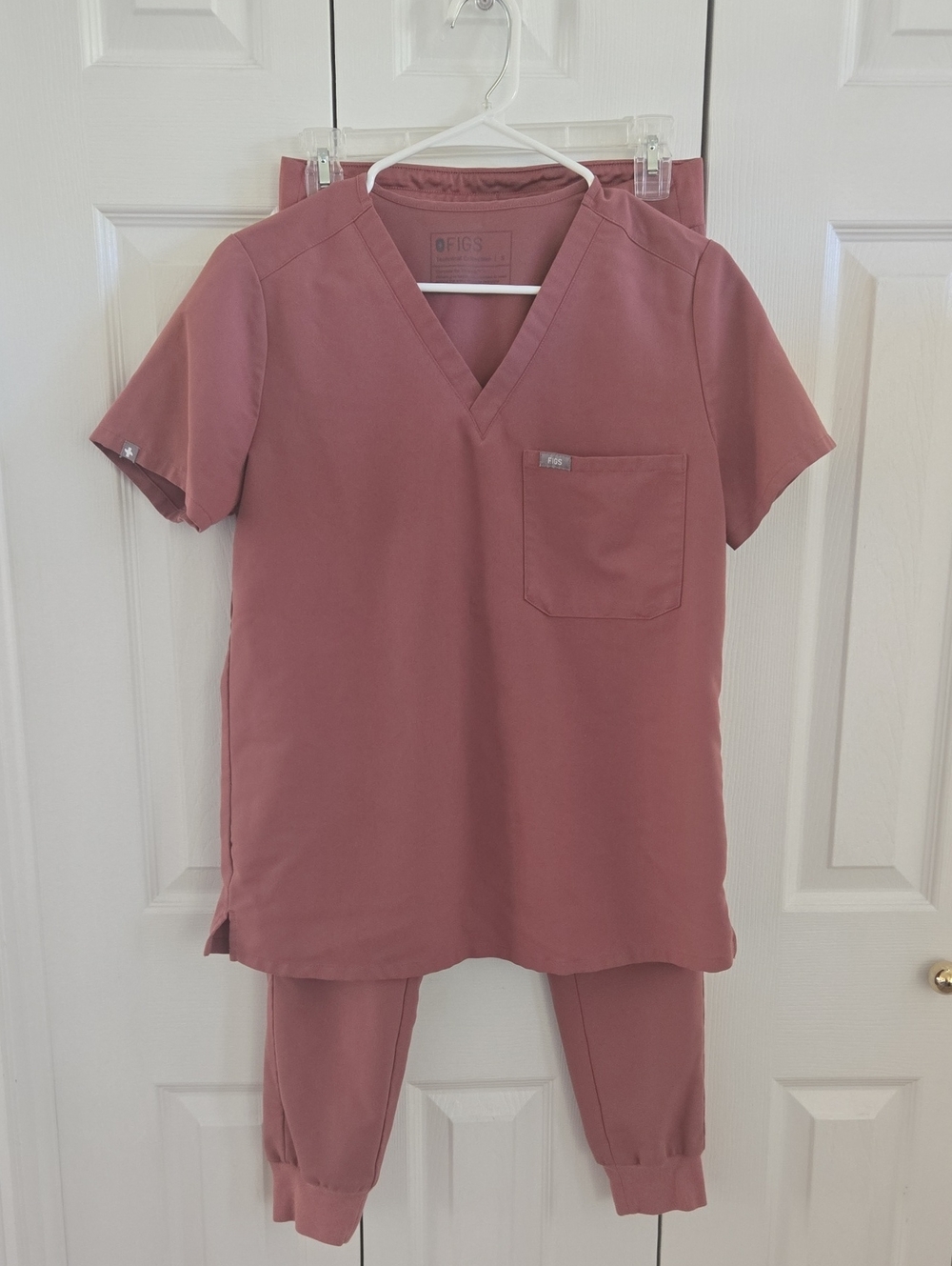 Figs Women's V-Neck Scrub Set in Dusty Rose